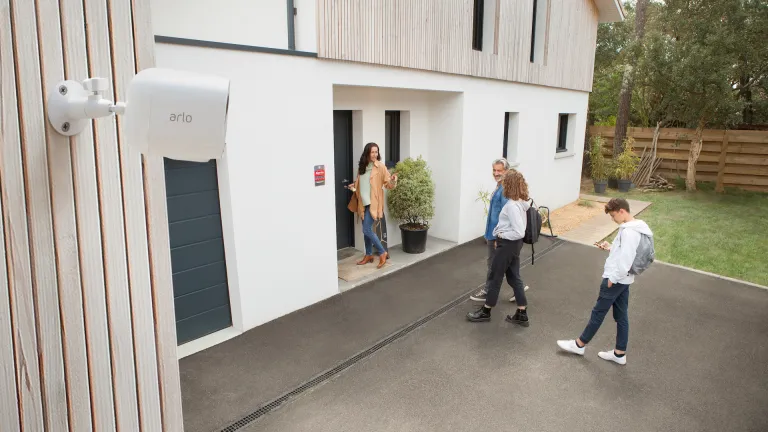 camera arlo exterieur protection famille